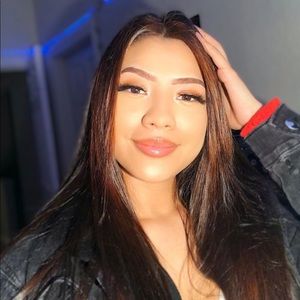 Meet your Posher, Debora